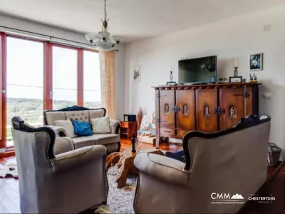 Budva yakınlarında seçkin bir konumda havuzlu iki katlı villa